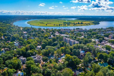 Letonya 'daki Lielupe nehrinin hava görüntüsü.