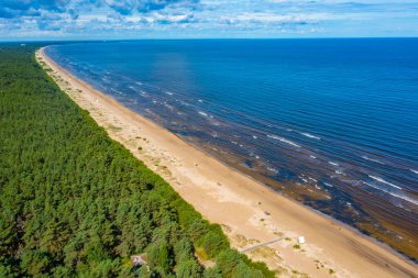 Letonya, Jurmala 'da bir plaj manzarası.