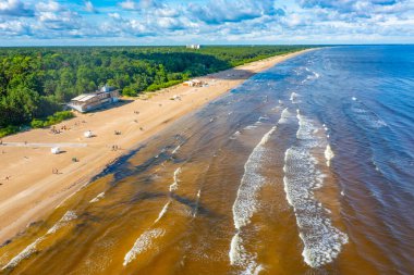 Letonya, Jurmala 'da bir plaj manzarası.