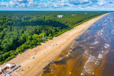 Letonya, Jurmala 'da bir plaj manzarası.