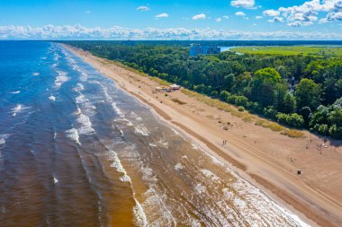 Letonya, Jurmala 'da bir plaj manzarası.