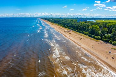 Letonya, Jurmala 'da bir plaj manzarası.