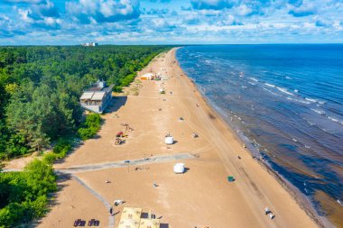 Letonya, Jurmala 'da bir plaj manzarası.