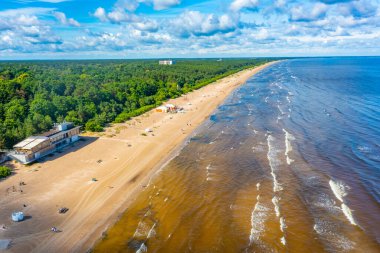 Letonya, Jurmala 'da bir plaj manzarası.