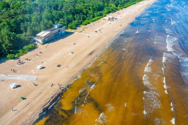 Letonya, Jurmala 'da bir plaj manzarası.