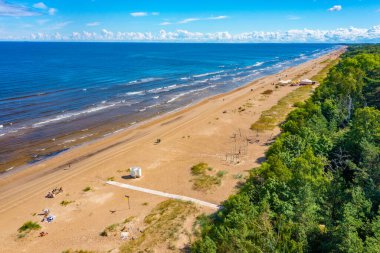 Letonya, Jurmala 'da bir plaj manzarası.