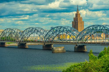 Letonya 'nın başkenti Riga' da çelik bir demiryolu köprüsünün arkasında bilim akademisi inşa ediliyor...