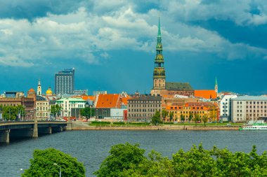 Aziz Peters Kilisesi 'nin de dahil olduğu eski Riga kasabası Letonya, Daugava nehri üzerinde görüldü...