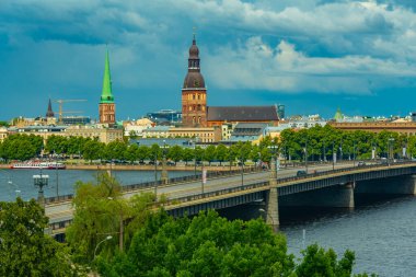 Letonya 'nın Daugava nehrinin diğer yakasındaki Riga Katedrali ve Aziz James Kilisesi manzarası...
