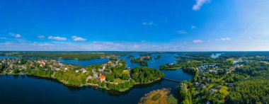 Litvanya 'daki Galve Gölü' ndeki Trakai şatosu ve köyünün panorama manzarası.