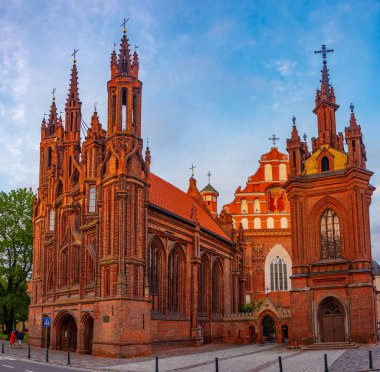 Litvanya, Vilnius 'taki St. Anne Kilisesi' nin gün batımı manzarası.