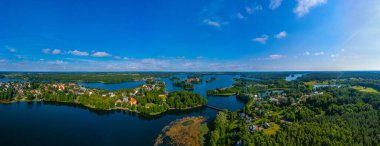 Litvanya 'daki Galve Gölü' ndeki Trakai şatosu ve köyünün panorama manzarası.