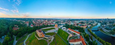 Litvanya 'nın başkenti Vilnus' taki Gediminas kalesinin Panorama manzarası.
