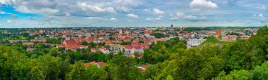 Arkasında Litvanya başkenti vilnius olan Gediminas kalesinin havadan görünüşü..