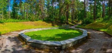 Litvanya 'daki Paneriai' de Ponary katliamı sırasında cesetleri yakmak için kazılmış bir çukur..