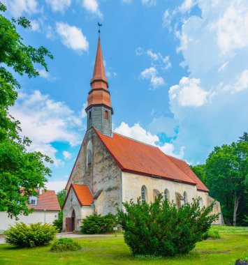 Estonya 'nın Palamuse köyündeki kilise.