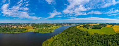 Güneşli bir günde Estonya 'daki Viljandi Gölü' nün havadan görünüşü.