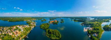 Litvanya 'daki Galve Gölü' ndeki Trakai şatosu ve köyünün panorama manzarası.