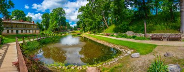 Letonya 'nın Kuldiga kentindeki Yeşil Kale Parkı.