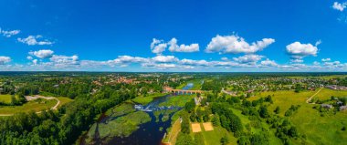 Letonya 'nın Kuldiga kentinin Panorama manzarası.