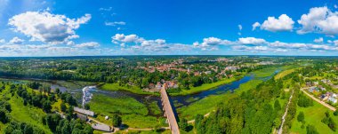 Letonya 'nın Kuldiga kentinin Panorama manzarası.