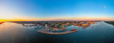 Litvanya 'daki Klaipeda limanının günbatımı görünümü.