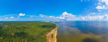 Litvanya 'daki Nagliai kum tepelerinin ve Curonian tükürüğünün kıyılarının havadan görünüşü.