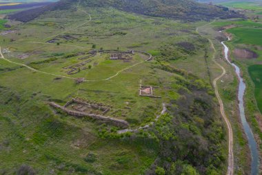 Bulgaristan 'ın Yambol kenti yakınlarındaki Trakya kenti Kabile' nin hava manzarası.