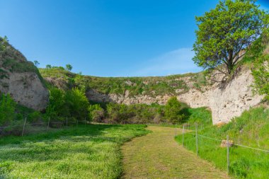 Bulgaristan 'ın Nova Zagora kenti yakınlarındaki Karanova mogila mezar höyüğü.