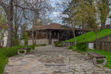 Bulgaristan 'ın Elena kentindeki Daskalolivnitsa tarihi kompleksinde geleneksel evler.