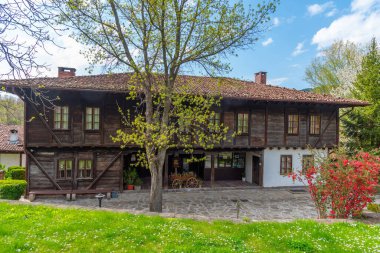 Bulgaristan 'ın Elena kentindeki Daskalolivnitsa tarihi kompleksinde geleneksel evler.