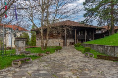 Bulgaristan 'ın Elena kentindeki Daskalolivnitsa tarihi kompleksinde geleneksel evler.