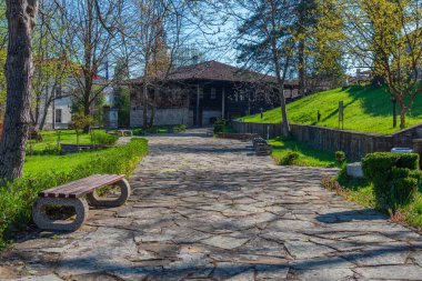 Bulgaristan 'ın Elena kentindeki Daskalolivnitsa tarihi kompleksinde geleneksel evler.