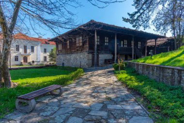 Bulgaristan 'ın Elena kentindeki Daskalolivnitsa tarihi kompleksinde geleneksel evler.