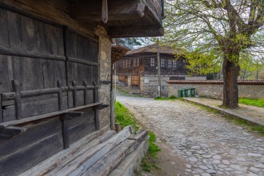 Bulgaristan 'ın Elena kentindeki Daskalolivnitsa tarihi kompleksinde geleneksel evler.