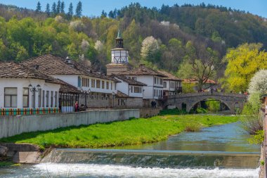 Bulgaristan 'da, Tryavna şehir merkezindeki tarihi saat kulesi.