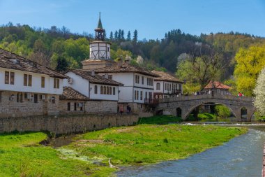 Bulgaristan 'da, Tryavna şehir merkezindeki tarihi saat kulesi.
