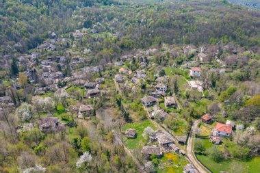 Bulgaristan 'daki Bozhentsi mimari rezervinin havadan görüşü.