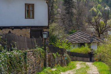 Bulgaristan 'daki Bozhentsi mimari rezervinde geleneksel eski evler.