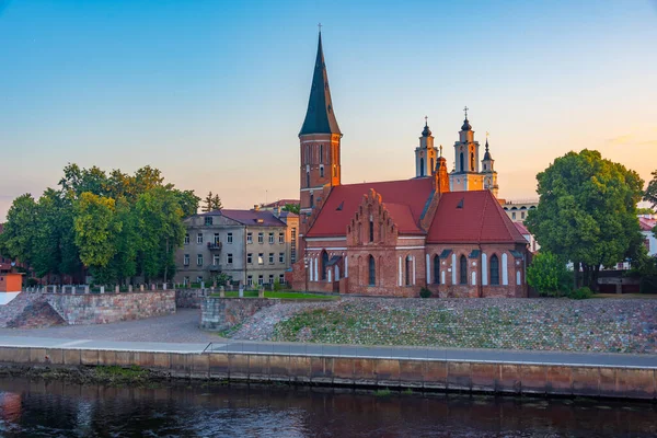 立陶宛考纳斯维陶塔斯大教堂的日出景观 — 图库照片