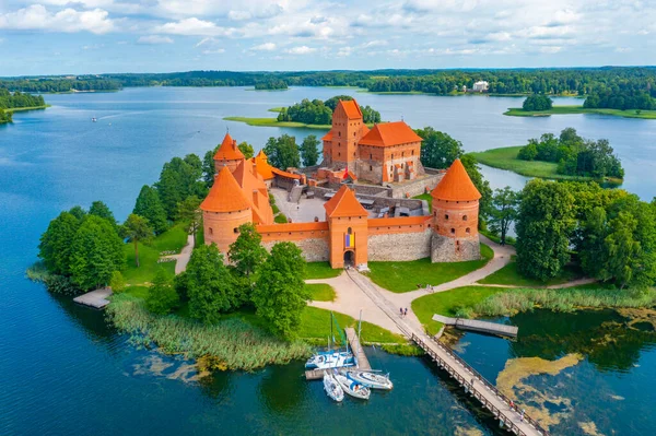 リトアニアのガルヴェ湖でのトラカイ城の空中ビュー — ストック写真