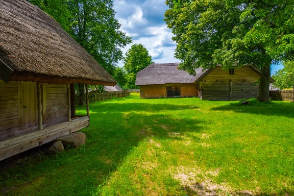Αγροικία Στο Εθνογραφικό Υπαίθριο Μουσείο Της Λιθουανίας Στον Κάουνας — Φωτογραφία Αρχείου