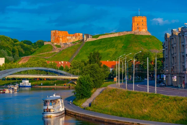Hrad Gediminas Lituánském Hlavním Městě Vilnus Reflektující Řeku Neris — Stock fotografie
