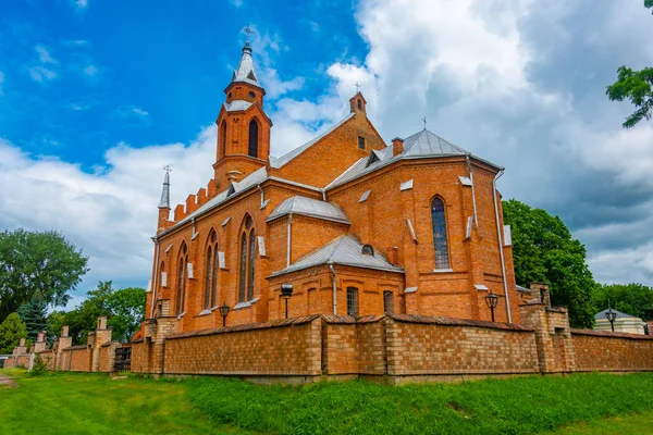 Vista Uma Igreja Vermelha Kernave Lituânia — Fotografia de Stock