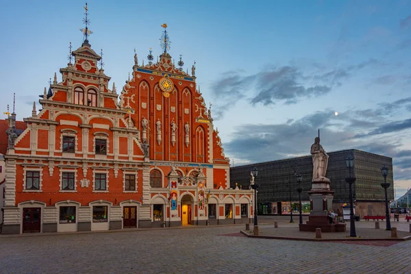 Letonya Nın Riga Kentindeki Ratslaukums Meydanı Nda Siyah Kafalar Evi — Stok fotoğraf