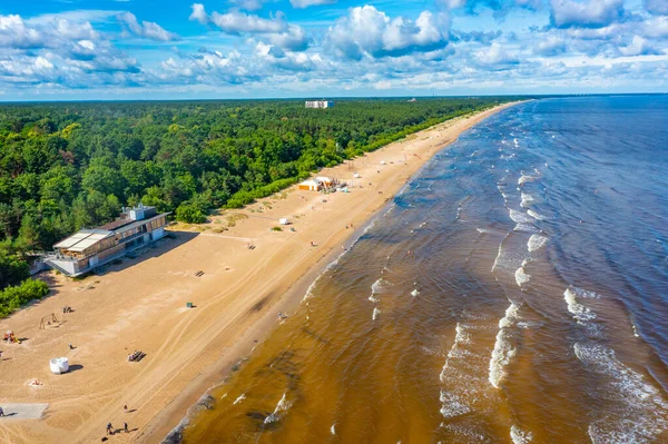 Letonya, Jurmala 'da bir plaj manzarası.