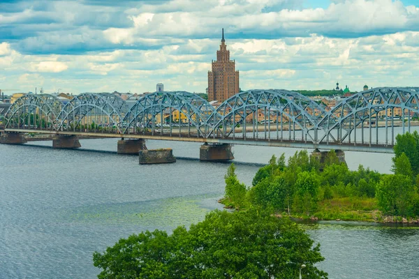 Edificio Academia Ciencias Detrás Puente Ferroviario Acero Capital Letona Riga — Foto de Stock