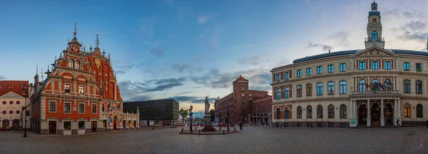 Pôr Sol Praça Ratslaukums Com Casa Blackheads Cidade Velha Riga — Fotografia de Stock