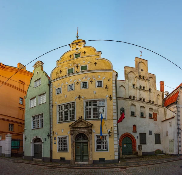 3人の兄弟 ラトビアのリガにある建築博物館を主催する3つの建物の有名な複合体 — ストック写真