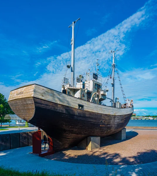 リトアニアのスミルタインでの歴史的船の野外展示 — ストック写真